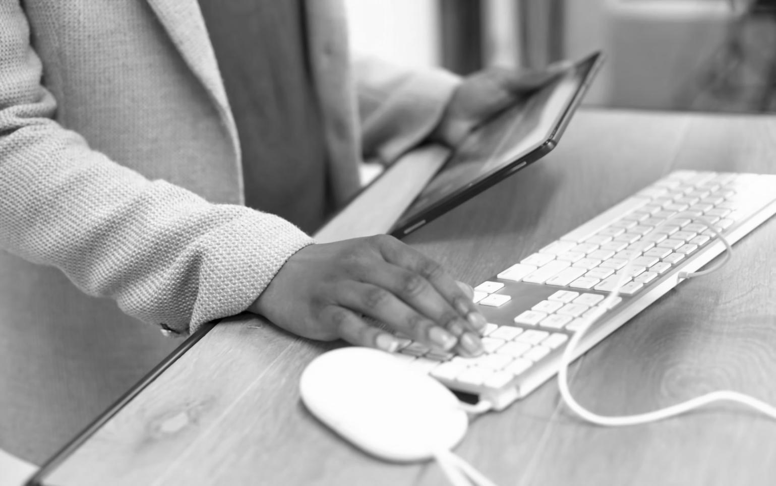 Teilnehmer beim gemeinsamen Arbeiten an Finanzanalysen