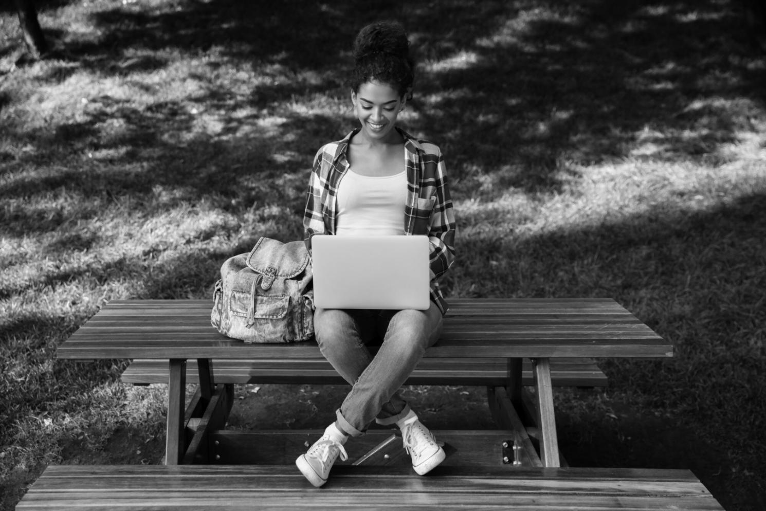 Budgetbesprechung im Team mit digitalen Tools