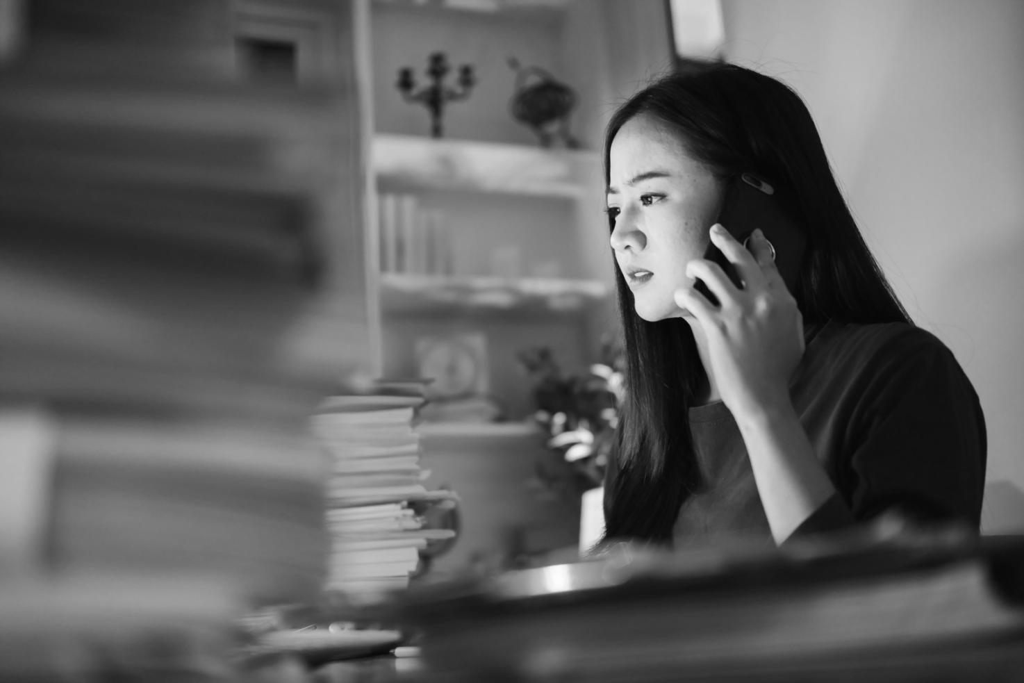 Detaillierte Finanzberichte und Analysedokumente auf einem Schreibtisch