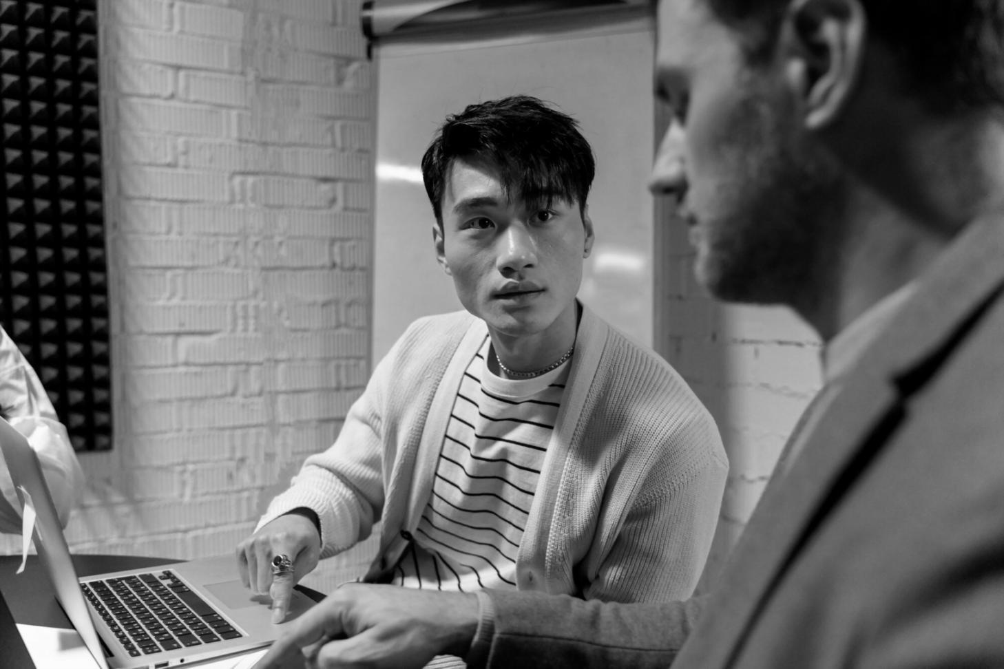 Teammeeting mit Präsentation von Finanzanalysen und Budgetberichten