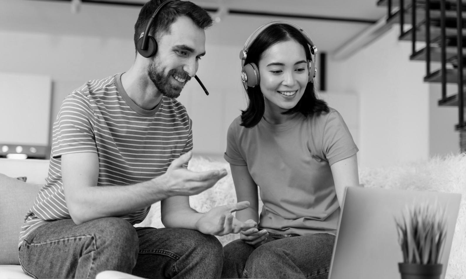 Detaillierte Finanzanalyse mit Dokumenten und Diagrammen auf einem Schreibtisch